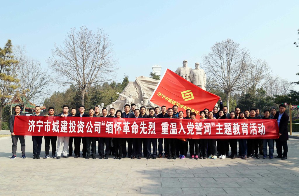 格式工厂雕塑前合影1小.jpg